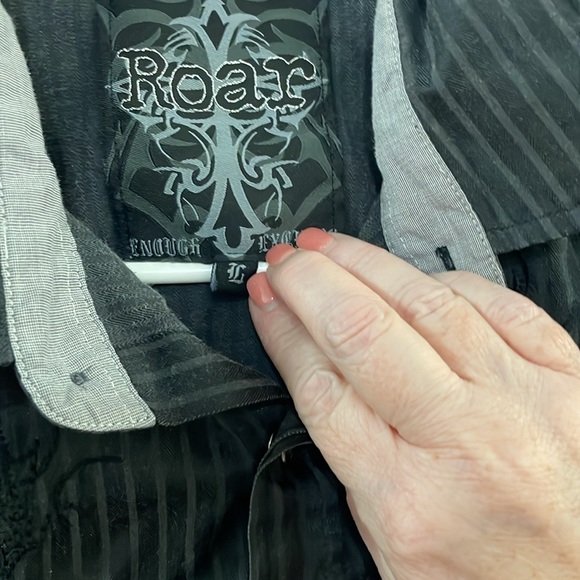 ROAR button up - Picture 4 of 5